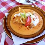 Naleśniki hortobagy zawierają w sobie duszoną cielęcinę z papryką mieloną. Po zawinięciu naleśniki zapieka się z sosem paprykowym.