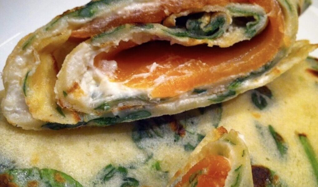 Doskonałe naleśniki szpinakowe posmarowane serkiem śmietankowym i obłożone łososiem wędzonym.