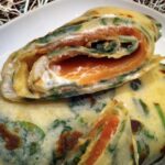 Doskonałe naleśniki szpinakowe posmarowane serkiem śmietankowym i obłożone łososiem wędzonym.