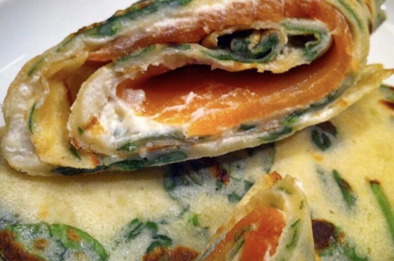 Doskonałe naleśniki szpinakowe posmarowane serkiem śmietankowym i obłożone łososiem wędzonym.