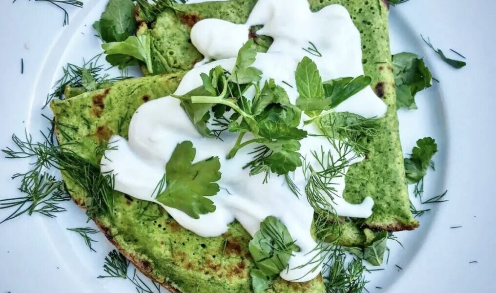 Naleśniki wypełnione twarogiem z dodatkiem kilku świeżych ziół i szpinaku, a następnie złożone w kopertę i smażone.