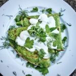 Naleśniki wypełnione twarogiem z dodatkiem kilku świeżych ziół i szpinaku, a następnie złożone w kopertę i smażone.