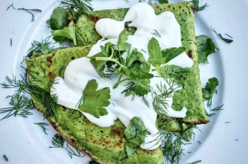 Naleśniki wypełnione twarogiem z dodatkiem kilku świeżych ziół i szpinaku, a następnie złożone w kopertę i smażone.