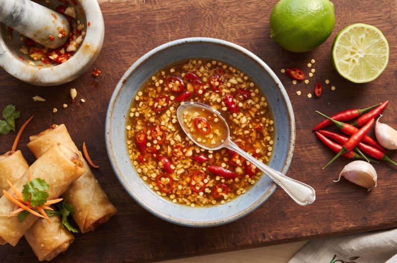 Sos Nuoc Cham przygotowuje się z papryczek chilli i świeżego czosnku z dodatkiem sosu rybnego, cukru, wody i soku z limonki.