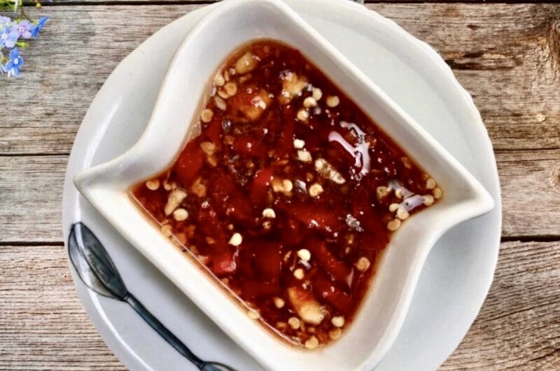 Sos Nuoc Cham przygotowuje się z papryczek chilli i świeżego czosnku z dodatkiem sosu rybnego, cukru, wody i soku z limonki.