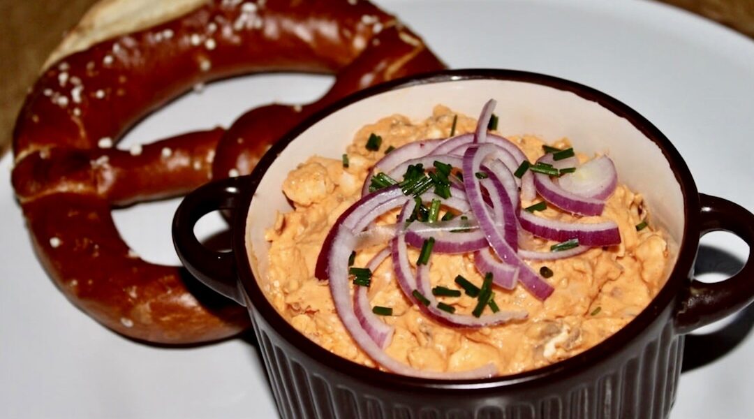 Obazda to bawarska pasta serowa do smarowania pieczywa przyrządzana z sera pleśniowego, masła, piwa oraz przypraw.