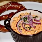 Obazda to bawarska pasta serowa do smarowania pieczywa przyrządzana z sera pleśniowego, masła, piwa oraz przypraw.