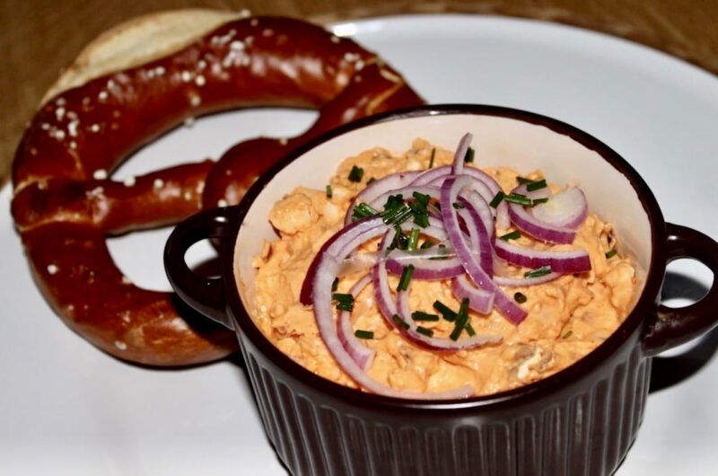 Obazda to bawarska pasta serowa do smarowania pieczywa przyrządzana z sera pleśniowego, masła, piwa oraz przypraw.