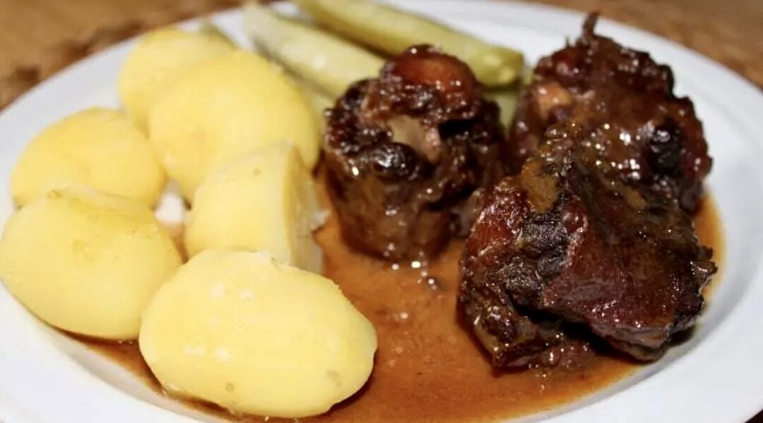 Ogony wołowe pokrojone na kawałki, a następnie długo duszone z warzywami w czerwonym winie.