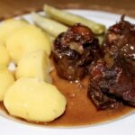 Ogony wołowe pokrojone na kawałki, a następnie długo duszone z warzywami w czerwonym winie.