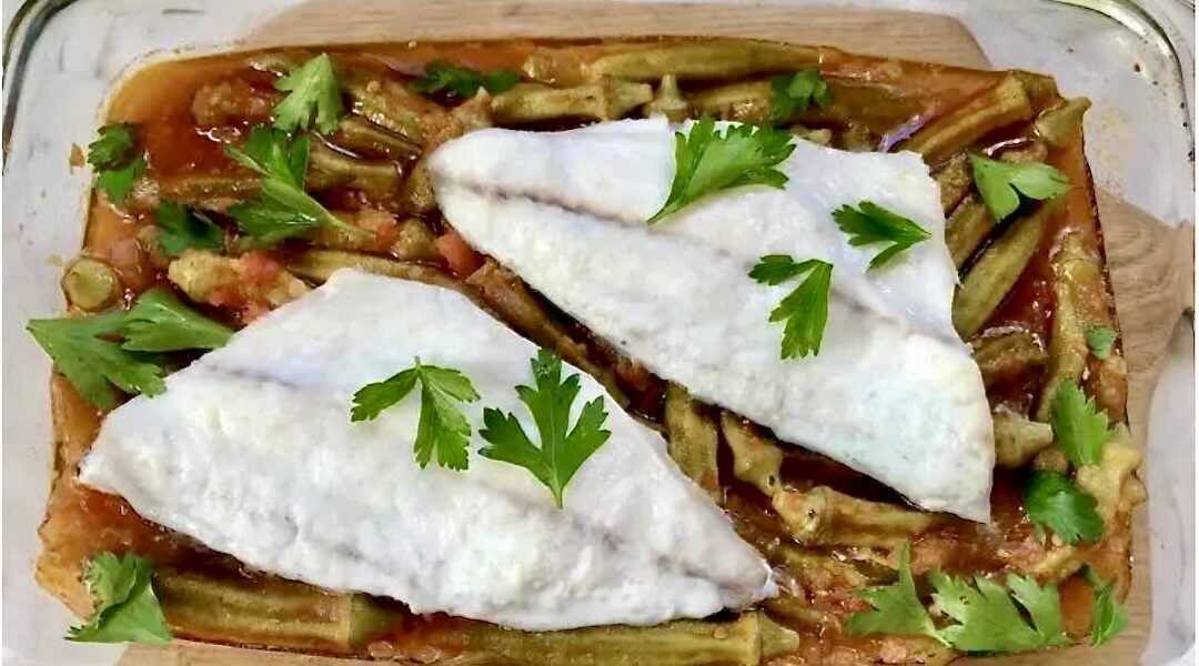 Okra duszona z cebulą i z pomidorami podana z pieczoną doradą.