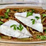 Okra duszona z cebulą i z pomidorami podana z pieczoną doradą.