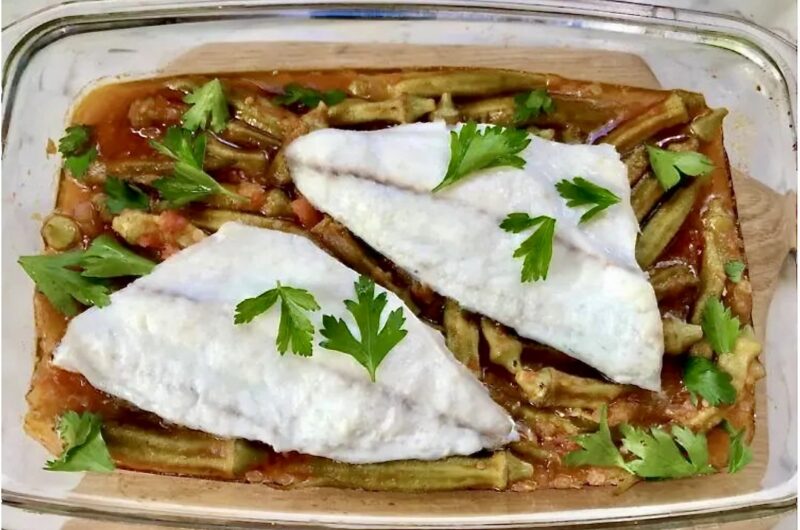 Okra duszona z cebulą i z pomidorami podana z pieczoną doradą.