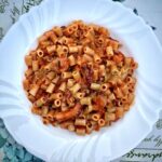 Ośmiornica gotowana, a następnie duszona z drobno krojonymi warzywami w sosie pomidorowym, na koniec połączona z makaronem.