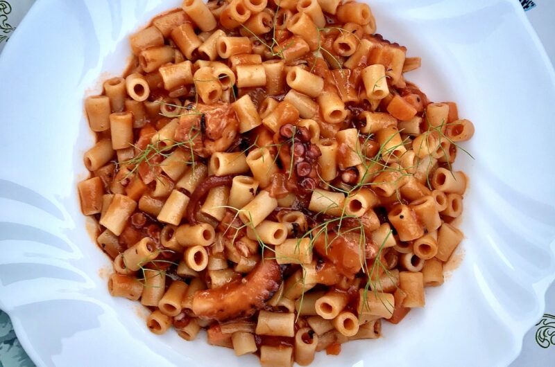 Ośmiornica gotowana, a następnie duszona z drobno krojonymi warzywami w sosie pomidorowym, na koniec połączona z makaronem.