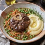 Ossobuco alla Fiorentina to plaster giczy cielęcej duszony z drobno pokrojonymi warzywami oraz białym winem i świeżym rozmarynem.