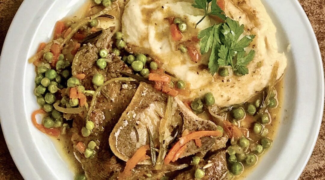 Ossobuco alla Fiorentina to plaster giczy cielęcej duszony z drobno pokrojonymi warzywami oraz białym winem i świeżym rozmarynem.