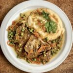 Ossobuco alla Fiorentina to plaster giczy cielęcej duszony z drobno pokrojonymi warzywami oraz białym winem i świeżym rozmarynem.