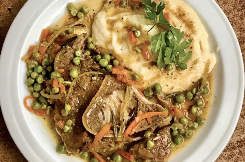 Ossobuco alla Fiorentina to plaster giczy cielęcej duszony z drobno pokrojonymi warzywami oraz białym winem i świeżym rozmarynem.