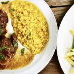 Ossobuco alla milanese, czyli plaster giczy cielęcej z kością duszony z cebulą w białym winie z rozmarynem podany z gremolatą.