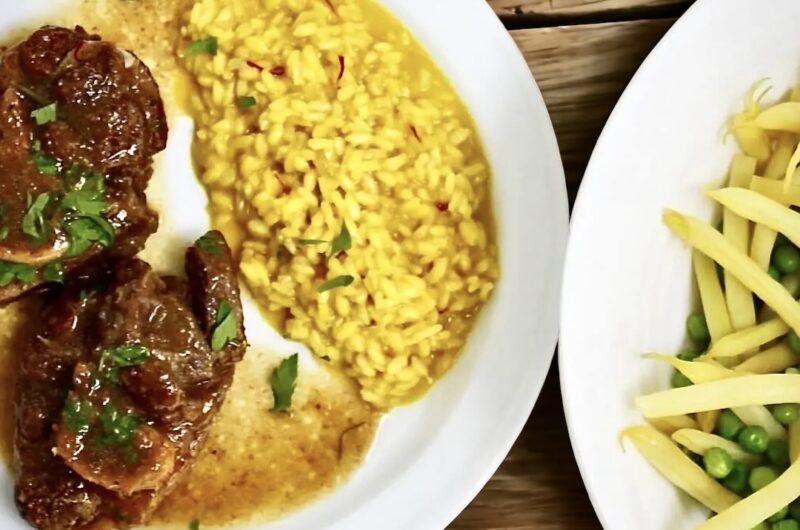 Ossobuco alla milanese, czyli plaster giczy cielęcej z kością duszony z cebulą w białym winie z rozmarynem podany z gremolatą.