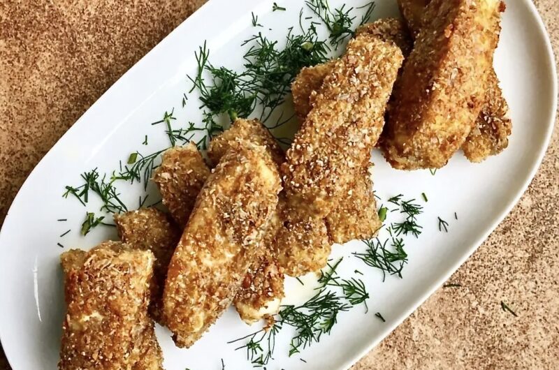 Małe kawałki ryby o kształcie podobnym jak tradycyjne paluszki rybne panierowane w cieście z mąki żytniej z dodatkiem otrębów żytnich, a następnie krótko smażone.