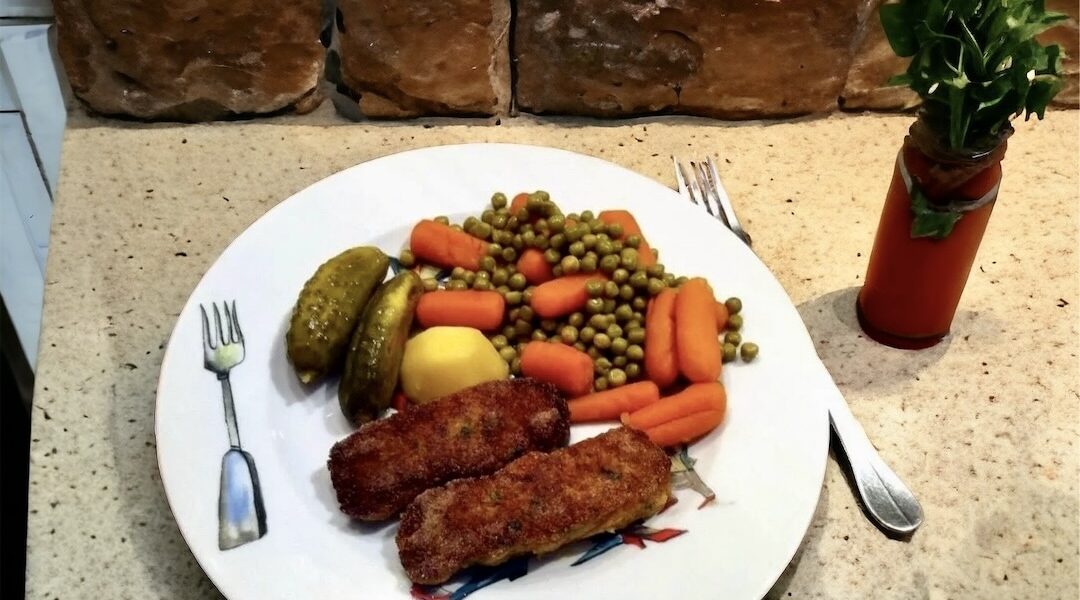 Paluszki rybne przygotowane z mielonej ryby z dodatkiem gotowanych ziemniaków i przypraw a następnie smażone.