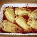 Papryka faszerowana mięsem z gotowanego kurczaka oraz kaszą jaglaną, a następnie pieczona w domowym sosie pomidorowym.