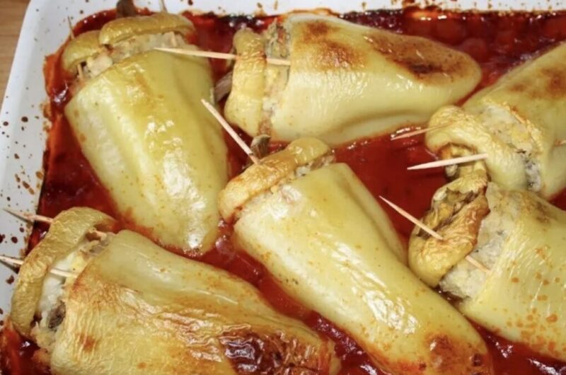 Papryka faszerowana mięsem z gotowanego kurczaka oraz kaszą jaglaną, a następnie pieczona w domowym sosie pomidorowym.