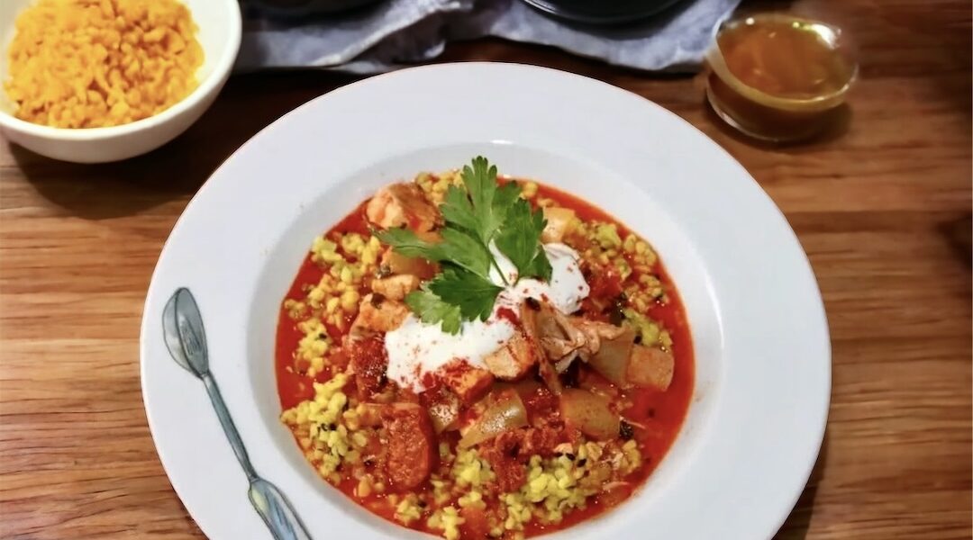 Paprykarz z jesiotra to potrawka z duszonej papryki, boczniaków i kawałków jesiotra z dodatkiem dużej ilości mielonej papryki i paprykowanej kiełbasy oraz słoniny.