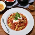 Paprykarz z jesiotra to potrawka z duszonej papryki, boczniaków i kawałków jesiotra z dodatkiem dużej ilości mielonej papryki i paprykowanej kiełbasy oraz słoniny.