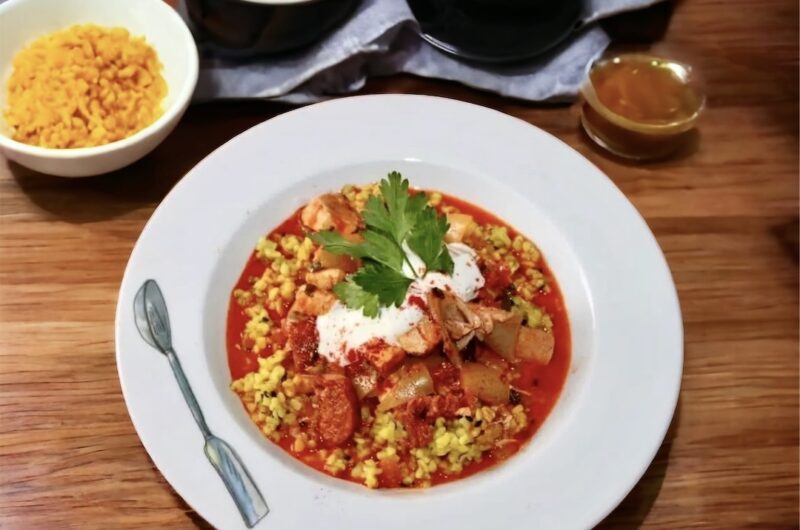 Paprykarz z jesiotra to potrawka z duszonej papryki, boczniaków i kawałków jesiotra z dodatkiem dużej ilości mielonej papryki i paprykowanej kiełbasy oraz słoniny.