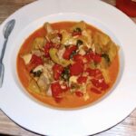 Paprykarz czyli kawałki z królika smażone, a następnie duszone z boczniakami i papryką w sosie paprykowym ze śmietaną.