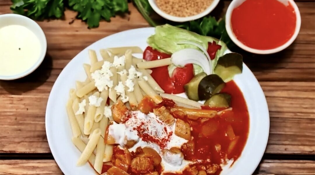 Paprykarz z kurczaka przyrządziłem z piersi kurczaka pokrojonej w kostkę, a następnie dusiłem go krótko razem z cebulą, papryką i pomidorami i na koniec doprawiłem kwaśną śmietaną.