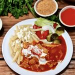 Paprykarz z kurczaka przyrządziłem z piersi kurczaka pokrojonej w kostkę, a następnie dusiłem go krótko razem z cebulą, papryką i pomidorami i na koniec doprawiłem kwaśną śmietaną.