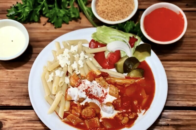 Paprykarz z kurczaka przyrządziłem z piersi kurczaka pokrojonej w kostkę, a następnie dusiłem go krótko razem z cebulą, papryką i pomidorami i na koniec doprawiłem kwaśną śmietaną.