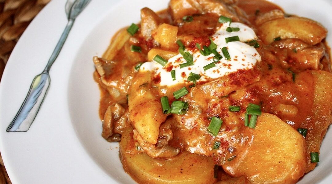 Paprykarz z ziemniaków i boczniaków duszonych razem z cebulą i mieloną papryką na koniec podbite kwaśną śmietaną.