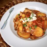 Paprykarz z ziemniaków i boczniaków duszonych razem z cebulą i mieloną papryką na koniec podbite kwaśną śmietaną.