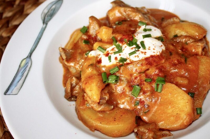 Paprykarz z ziemniaków i boczniaków duszonych razem z cebulą i mieloną papryką na koniec podbite kwaśną śmietaną.