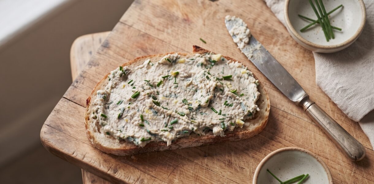 Pyszna pasta rybna do pieczywa przygotowana z wędzonej ryby z dodatkiem startych gotowanych jajek, kwaśnej śmietany i siekanego szczypiorku.