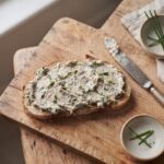 Pyszna pasta rybna do pieczywa przygotowana z wędzonej ryby z dodatkiem startych gotowanych jajek, kwaśnej śmietany i siekanego szczypiorku.