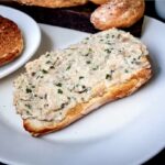 Pyszna pasta rybna do pieczywa przygotowana z wędzonej ryby z dodatkiem startych gotowanych jajek, kwaśnej śmietany i siekanego szczypiorku.