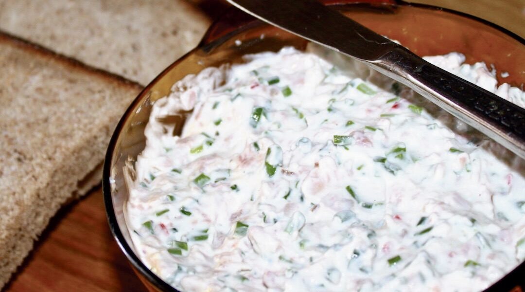 Pasta serowa z szynką to błyskawiczny do przygotowania dodatek do pieczywa. Zastosowanie serka homogenizowanego powoduje, że pasta nie jest sucha, dzięki czemu można ją jeść z powodzeniem właśnie również bez pieczywa.