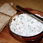 Pasta serowa z szynką to błyskawiczny do przygotowania dodatek do pieczywa. Zastosowanie serka homogenizowanego powoduje, że pasta nie jest sucha, dzięki czemu można ją jeść z powodzeniem właśnie również bez pieczywa.