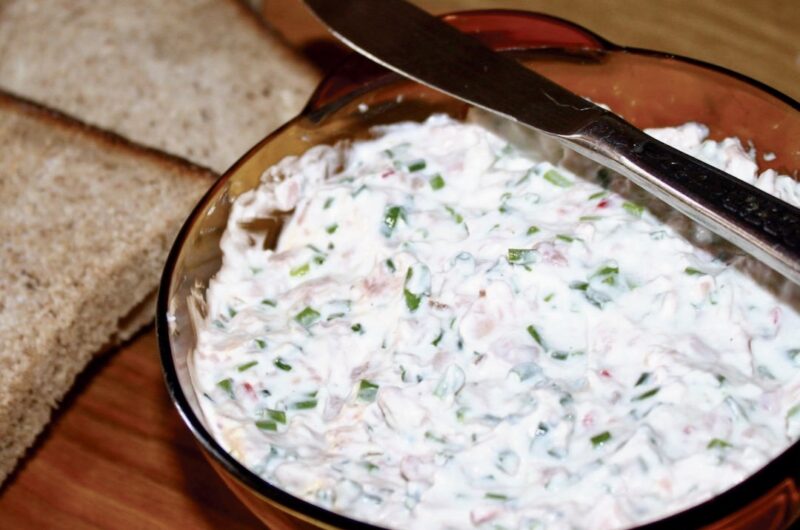 Pasta serowa z szynką to błyskawiczny do przygotowania dodatek do pieczywa. Zastosowanie serka homogenizowanego powoduje, że pasta nie jest sucha, dzięki czemu można ją jeść z powodzeniem właśnie również bez pieczywa.