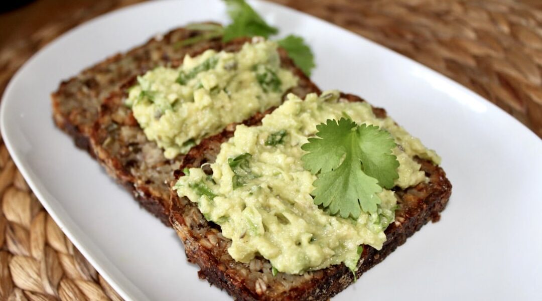 Pasta z ugniecionego dojrzałego awokado z dodatkiem oliwy, czosnku i świeżej kolendry.