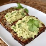 Pasta z ugniecionego dojrzałego awokado z dodatkiem oliwy, czosnku i świeżej kolendry.