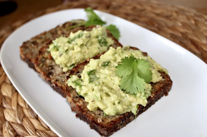 Pasta z ugniecionego dojrzałego awokado z dodatkiem oliwy, czosnku i świeżej kolendry.