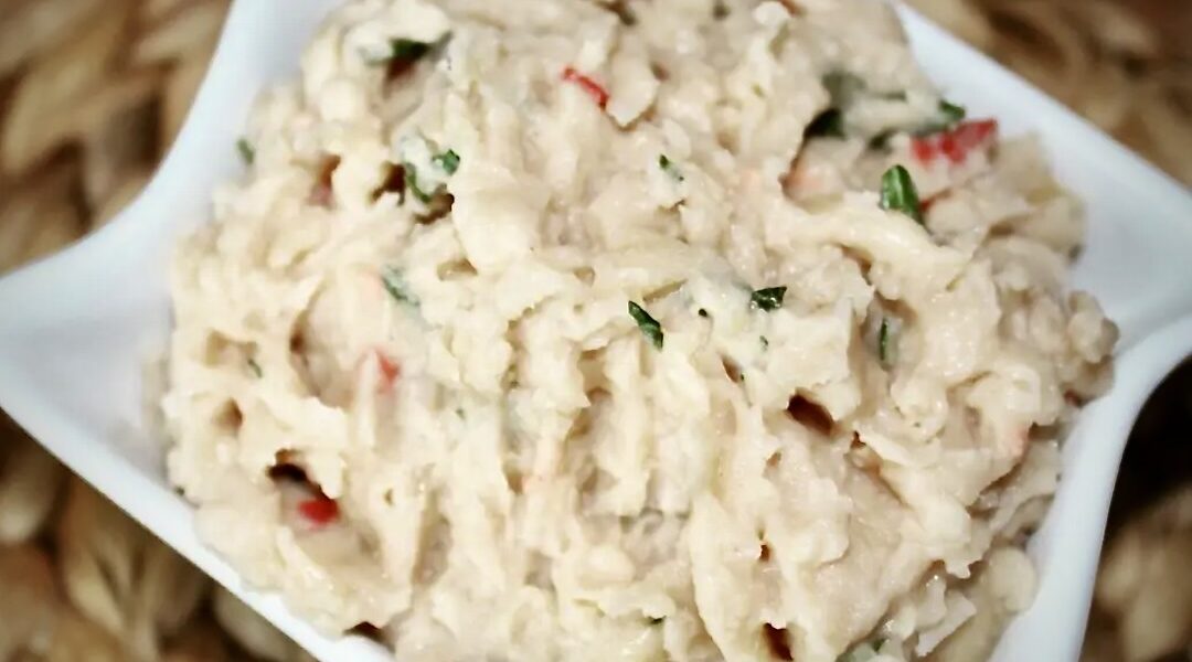 Pasta do smarowania chleba przyrządzona z gotowanej białej fasoli z dodatkiem czosnku i papryki chilli.