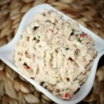 Pasta do smarowania chleba przyrządzona z gotowanej białej fasoli z dodatkiem czosnku i papryki chilli.